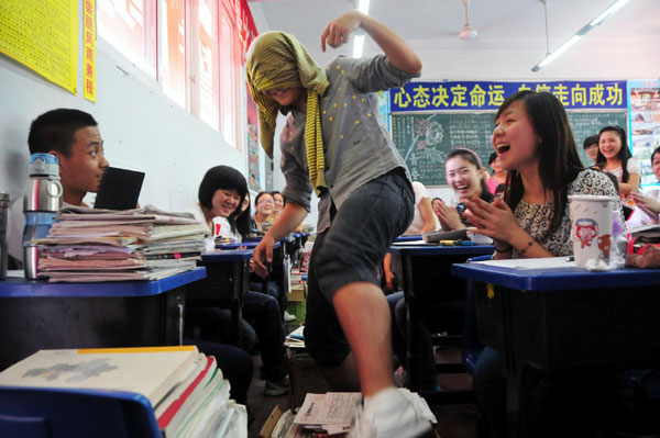 Students play games while studying for the National College Entrance Exam at a senior high school in Nanchong, Sichuan Province on May 14, 2012. 