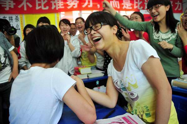 Students play games while preparing for the National College Entrance Exam at a senior high school in Nanchong, Sichuan Province on May 14, 2012.