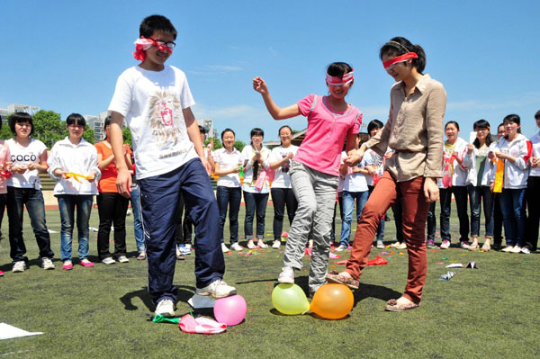 Students play games while preparing for the National College Entrance Exam at a senior high school in Nanchong, Sichuan Province on May 14, 2012. 