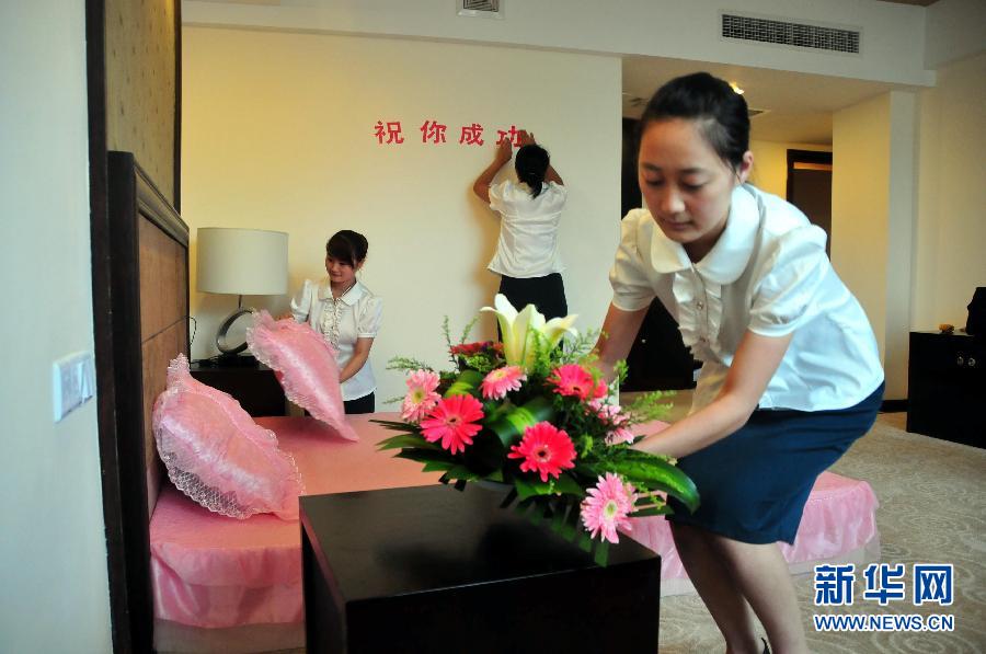 Hotel staff decorate the &apos;gaokao room&apos; in Nanchong City, southwest China&apos;s Sichuan Province, May 28, 2012.