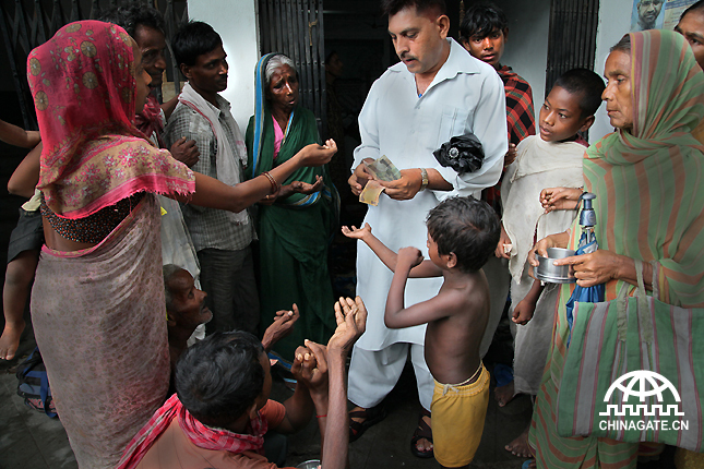 A Muslim devotee is giving alms to the poor.