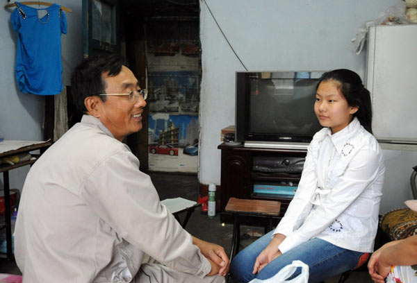 The 18th CPC National Congress delegate Guo Mingyi types an SMS message to a university student volunteer in his office in Anshan, northeast China's Liaoning Province, Aug 21, 2012. 