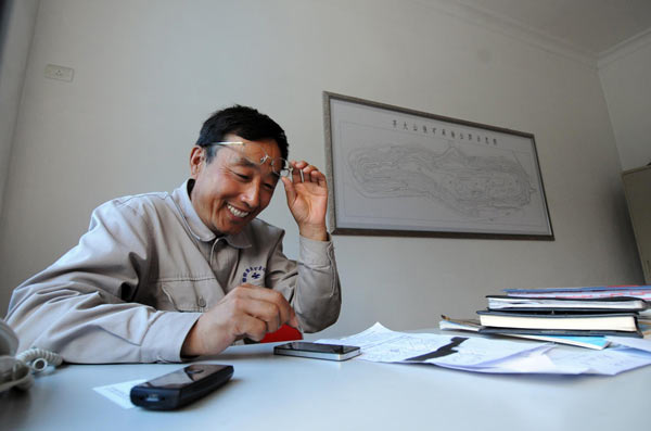 The 18th CPC National Congress delegate Guo Mingyi talks to a student from a poor family in Anshan, northeast China's Liaoning Province, Aug 21, 2012.