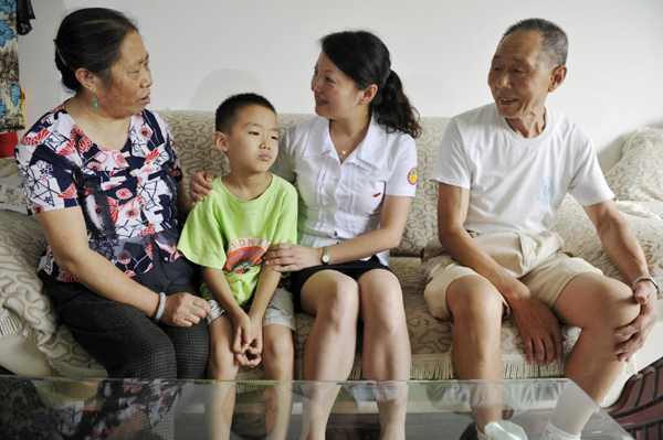 Cui Xiangqian talks with local residents at Bihai community in Guiyang, southwest China's Guizhou Province, Sept 10, 2012.