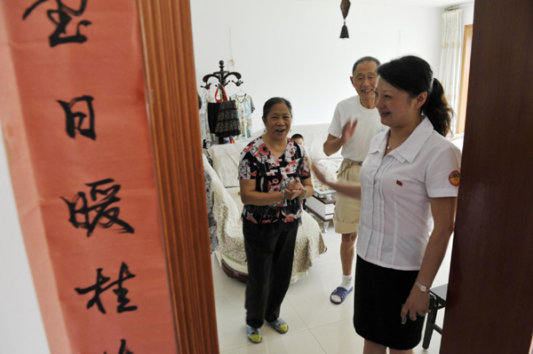 Cui Xiangqian visits local residents at Bihai community in Guiyang, southwest China's Guizhou Province, Sept 10, 2012.