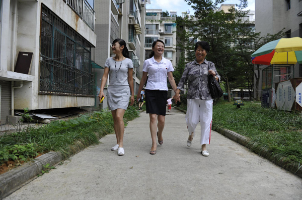 Cui Xiangqian walks through Bihai community in Guiyang, southwest China's Guizhou Province, Sept 10, 2012.