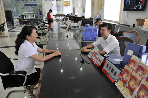 Cui Xiangqian talks with a community worker at Bihai community service center in Guiyang, southwest China's Guizhou Province, Sept 10, 2012.