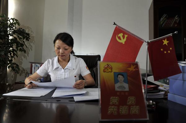 Cui Xiangqian works in her office in Guiyang, southwest China's Guizhou Province, Sept 10, 2012.