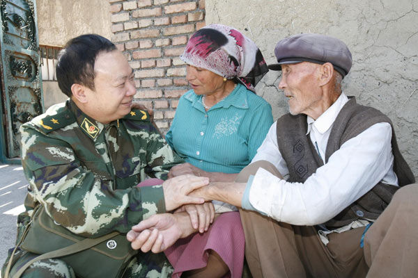 Zhuang Shihua talks with patients during a family visit in Urumqi, Xinjiang Uygur Autonomous Region, July 11, 2009.