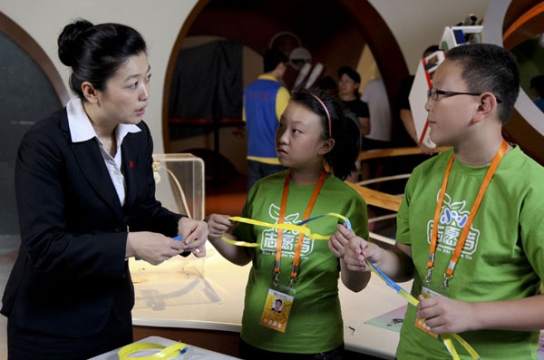 Qian Yan, Party secretary of the China Science and Technology Museum, talks to children volunteers at the museum on Aug 17, 2012. 