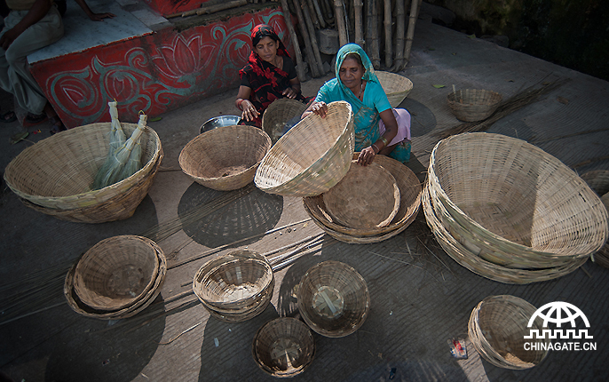 Women are making baskets for their livelihood in Dhar of India.