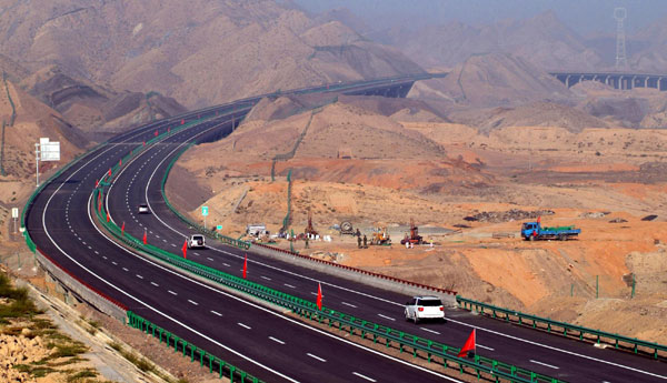 The Zhongmeng Expressway in Ningxia Hui Autonomous Region, photo taken on Aug 22, 2008. 