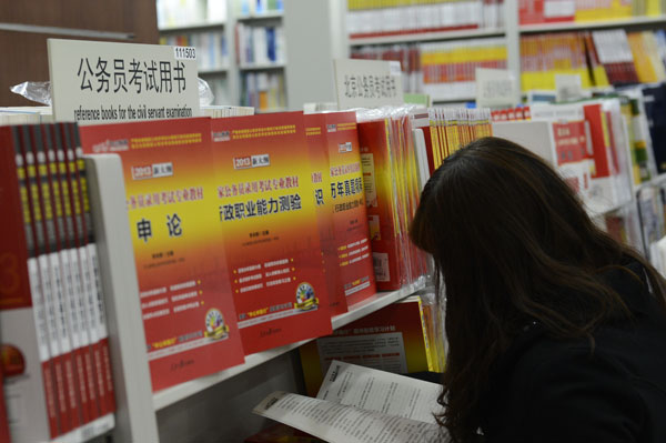 A reader selects books in preparation for the national civil servant examination at the Wangfujing Book Store in Beijing on Wednesday. [Photo/China Daily]