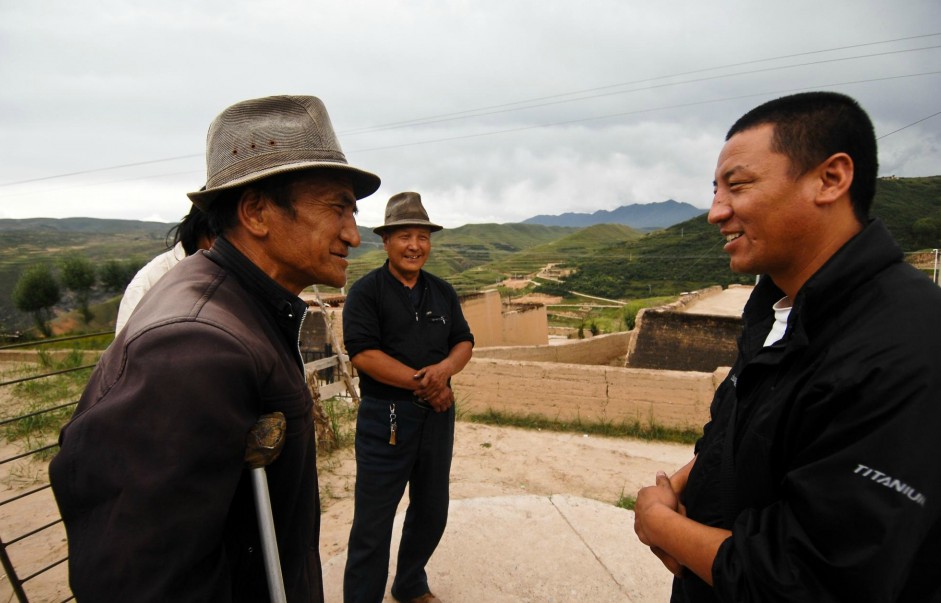 Nyima Tsering talks to famers in Jicang Village, Huangnan Tibet Autonomous Prefecture, Qinghai Province, Aug 22, 2012.