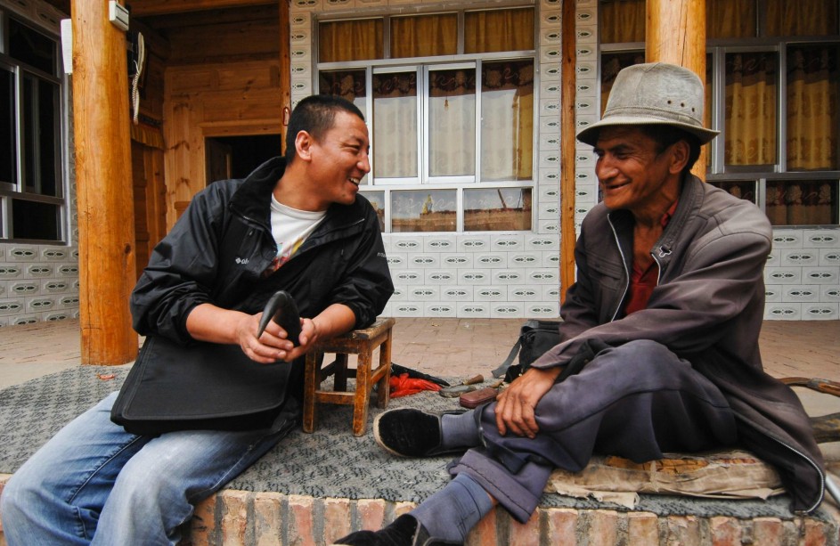 Nyima Tsering talks to famers in Jicang Village, Huangnan Tibet Autonomous Prefecture, Qinghai Province, Aug 22, 2012.