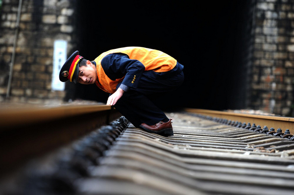 Li Yingming checks the line at the Huangtaishan tunnel in Qimen County, east China's Anhui Province, Oct 30, 2012. 