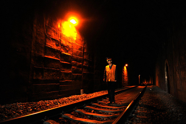 Li patrols inside Huangtaishan tunnel in Qimen County, east China's Anhui Province, Oct 30, 2012.