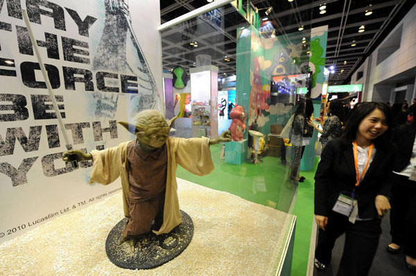 Visitors look at a toy model at the Hong Kong International Licensing Show on Jan 11, 2010.