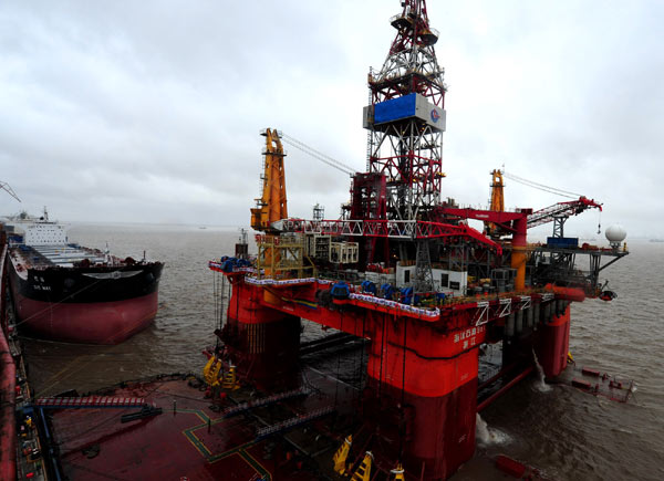 The sixth-generation semi-submersible oil rig, CNOOC 981, owned by China National Offshore Oil Corp, is quipped with the most advanced dynamic positioning system able to drill to depths of up to 10,000 meters.