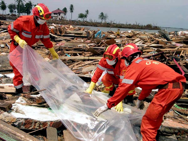 Chinese rescue workers help collect bodies in tsunami-hit Banda Aceh in Indonesia on January 3, 2005. 