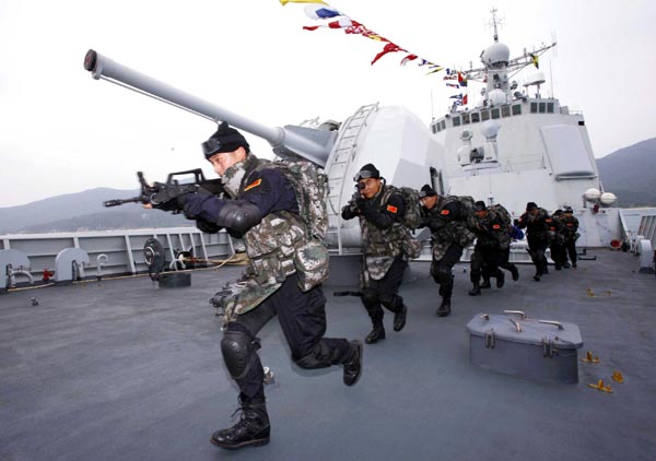 Chinese navy special forces participate in a training session on the deck of the missile destroyer Haikou on Dec 25, 2008, one day before they set sail for an anti-piracy mission off Somalia. 