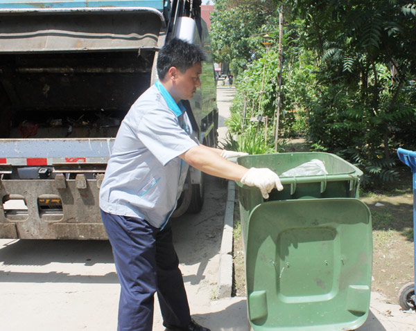 Ren Xiaoyun collects garbage in Beijing on July 13, 2012. 