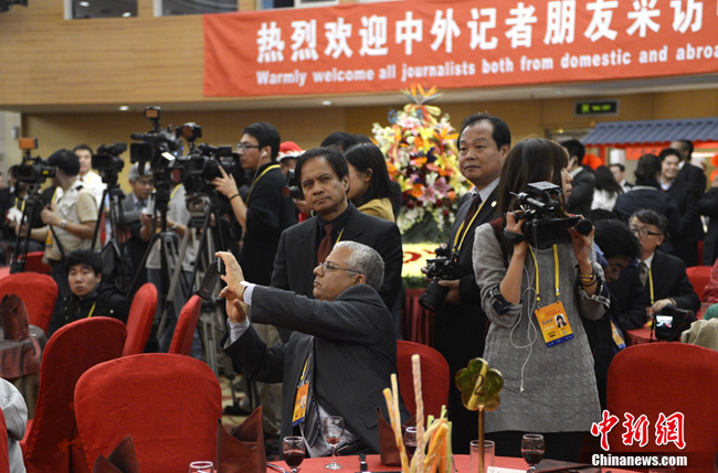 The media center of the 18th National Congress of the Communist Party of China (CPC) holds a reception for domestic and foreign journalists who will cover the congress, at the Beijing Media Center Hotel in Beijing, capital of China, Nov. 6, 2012.