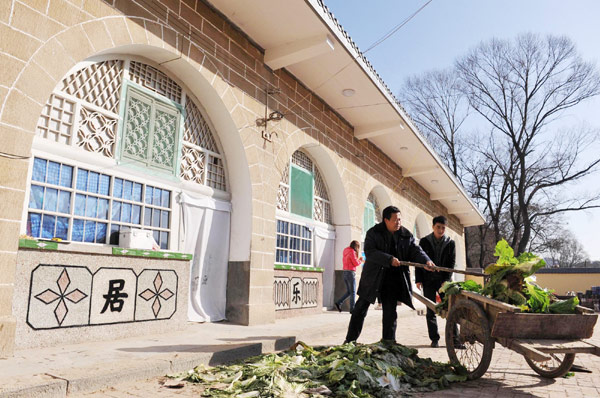 Yang Fengyou cleans his yard in Hougoumen Village, Shaanxi Province, Nov 6, 2012.