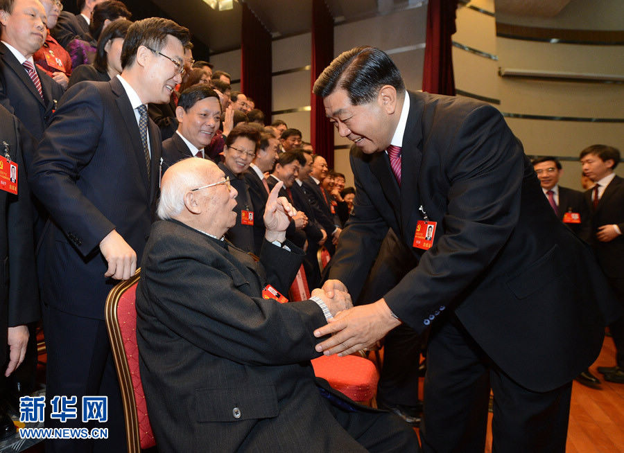 Jia Qinglin (R front), shakes hands with Jiao Ruoyu, the oldest delegate to the 18th National Congress of the Communist Party of China (CPC), as Jia joins a panel discussion with Beijing delegation, in Beijing, capital of China, Nov. 8, 2012. 