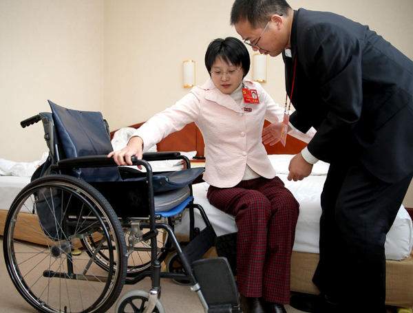 Hou Jingjing holds a discussion with Wang Sheng, a fellow delegate from Jiangsu province, Nov 11.[Photo/Xinhua]