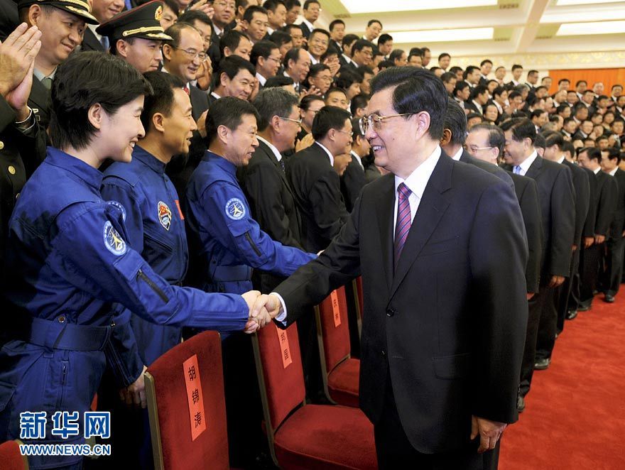 Chinese President Hu Jintao (R) and other top leaders meet with Chinese astronauts, space scientists and engineers of the country&apos;s manned space docking mission, at the Great Hall of the People in Beijing on Jul. 27, 2012.