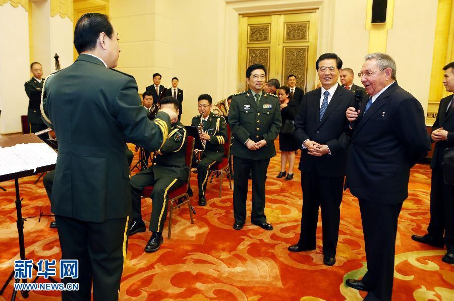 Raul Castro (1st, R), the visiting president of Cuba&apos;s Council of State and the Council of Ministers, sang a well-known Chinese song &apos;The East is Red&apos; under the musical accompaniment of the army band, after a welcome banquet hosted by Chinese President Hu Jintao (2nd, R) at the Great Hall of the People in Beijing, capital of China, on Jul. 5, 2012. 