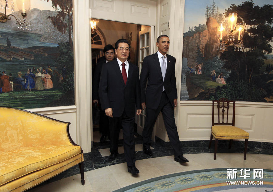 Chinese President Hu Jintao (L) is welcomed by US President Barack Obama before a private banquet hosted by Obama at the White House in Washington, D.C. on Jan. 18, 2011.