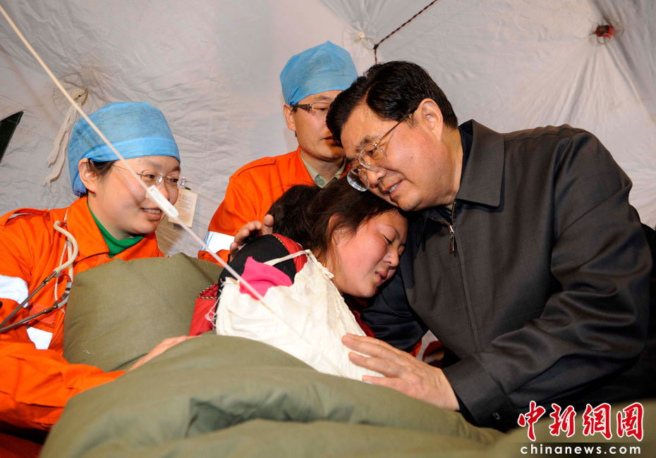 Chinese President Hu Jintao visits quake victims and medical rescuers in a makeshift tent at the stadium of quake-hit Yushu County, Qinghai Province, on Apr. 18, 2010.