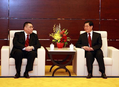 Chinese President Hu Jintao (R) meets with Fernando Chui Sai On, the new chief executive of the Macao Special Administrative Region (SAR), in Macao, on Dec. 20, 2009.