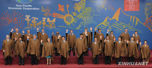 Chinese President Hu Jintao (5th from left, F) and other APEC leaders take group photos in traditional Peruvian costumes upon closing of the second session of the 16th APEC Economic Leaders' Meeting held in Lima, Peru on Nov. 23, 2008.