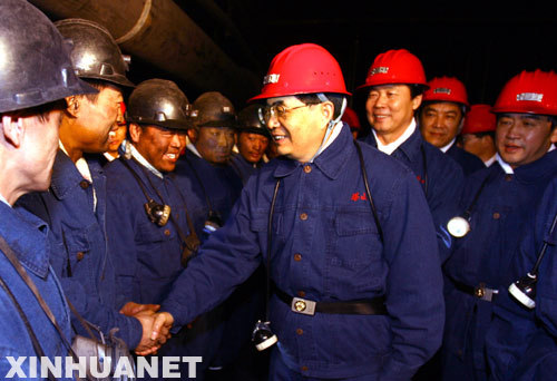 Chinese President Hu Jintao (C) travels down more than 400 meters through a mine shaft to talk to miners at the Datangtashan Coal Mine Firm when inspecting coal fields in Datong, Shanxi Province, on Jan. 31, 2008.