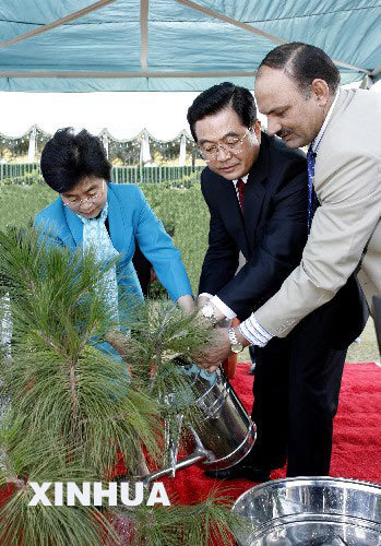 Chinese President Hu Jintao (C) and his wife Liu Yongqing (L) plant a friendship tree in Pakistan's Shakarparian Park, during a state visit to the country, on Nov. 24, 2006.