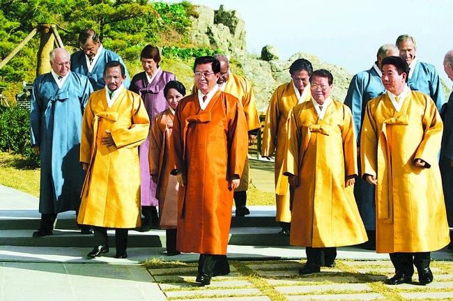 Chinese President Hu Jintao (Front row, L) and other APEC leaders head for the Busan Declaration Ceremony after taking a group photo in traditional South Korean costume 'durumagi', during the 13th APEC Economic Leaders' Meeting in Busan, South Korea, on Nov. 19, 2005.