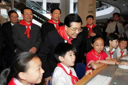 Chinese President Hu Jintao talks with the children surfing the Internet at the China Science and Technology Museum (CSTM) during an inspection tour in celebration of the forthcoming International Children's Day, in Beijing on May 31, 2004.