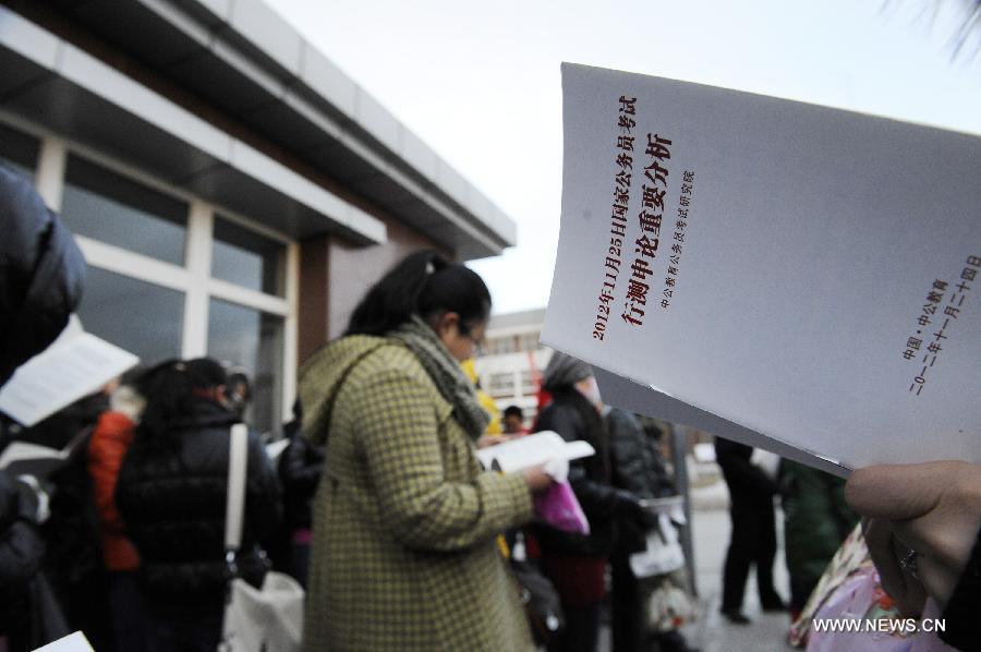 Examinees prepare for the 2013 civil service exams in Yinchuan, capital of northwest China's Ningxia Hui Autonomous Region, Nov. 25, 2012.