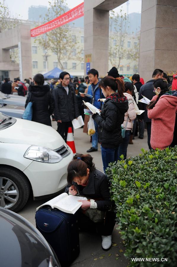 Examinees prepare for the 2013 civil service exams in Shijiazhuang, capital of north China's Hebei Province, Nov. 25, 2012. 