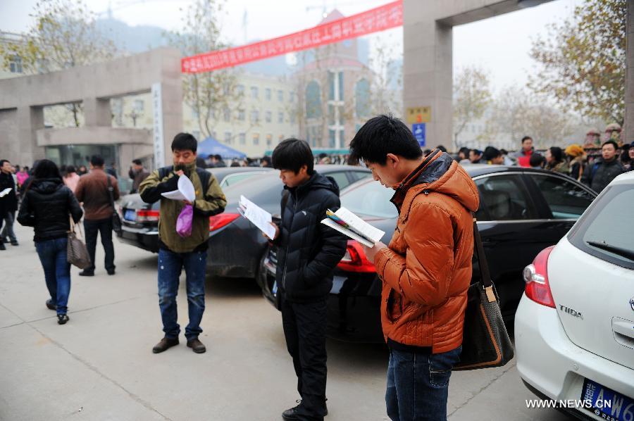 Examinees prepare for the 2013 civil service exams in Shijiazhuang, capital of north China's Hebei Province, Nov. 25, 2012.