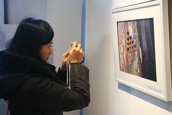 The 'Art Beyond Sight - Non Visual Photography' exhibition opened on Monday in Beijing. The one-week exhibition has on display over 30 photos taken by the visually impaired in Tibet. [CnDG by Jiao Meng]