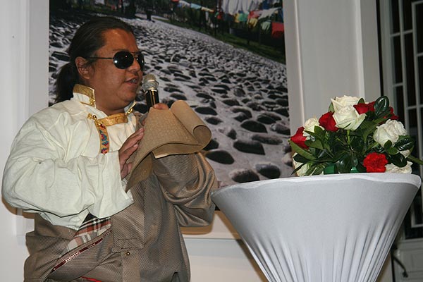 Chief of the Tibet Blind Association, Siyong, delivers a welcoming address. [CnDG by Jiao Meng]