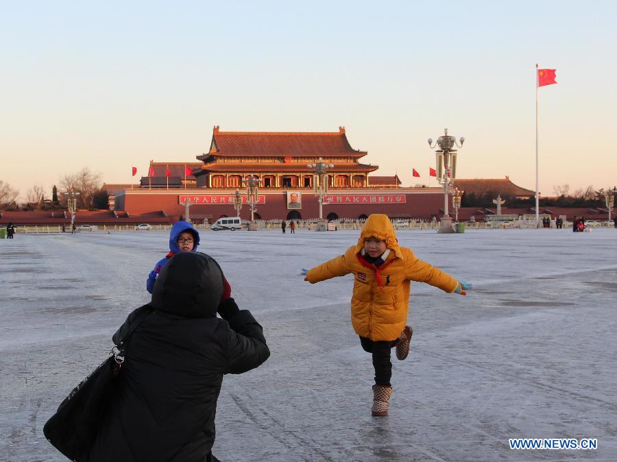 Visitors pose for photos at the Tian&apos;anmen Square in Beijing, capital of China, Feb. 1, 2013.