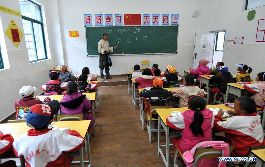 Pupils of Tibetan ethnic group have a class of the Tibetan language at No. 1 Primary School of Deqin County in Diqing Tibetan Autonomous Prefecture, southwest China's Yunnan Province, March 12, 2013.