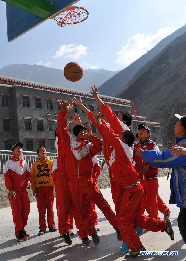 Pupils of the Tibetan ethnic group play basketball at No. 1 Primary School of Deqin County in Diqing Tibetan Autonomous Prefecture, southwest China's Yunnan Province, March 12, 2013.