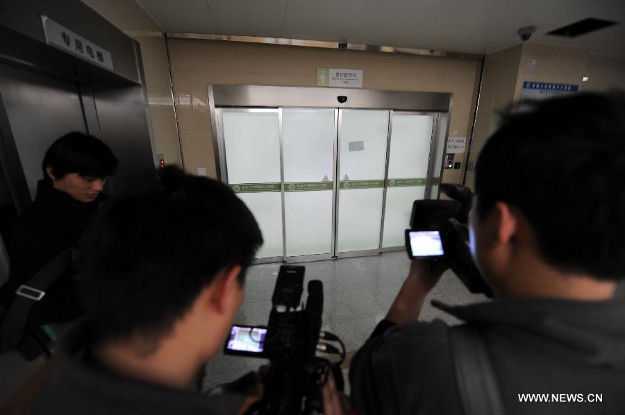 Journalists shoot in front of an intensive care unit which received a patient contracting H7N9 bird flu virus at a hospital in Nanjing, capital of east China's Jiangsu Province, April 1, 2013.