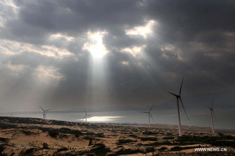 Photo taken on April 7, 2013 shows the Bijiashan Wind Power Plant beside the Poyang Lake in Jiujiang City, east China's Jiangxi Province. 